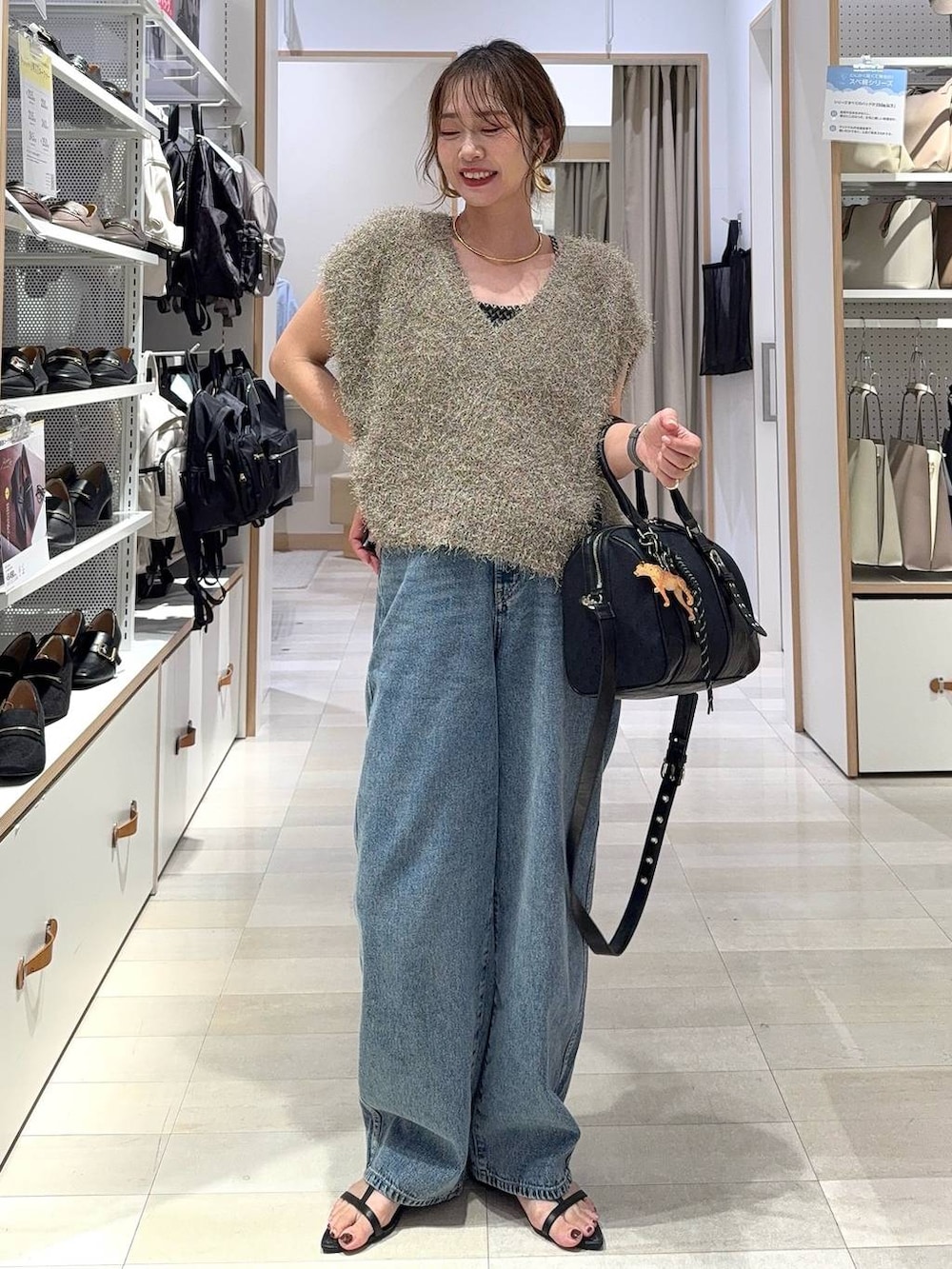 ブラック系のキャミソール、ブラック系のサンダル、ブラック系のボストンバッグを着用したレディースの秋コーディネートの2枚目の写真