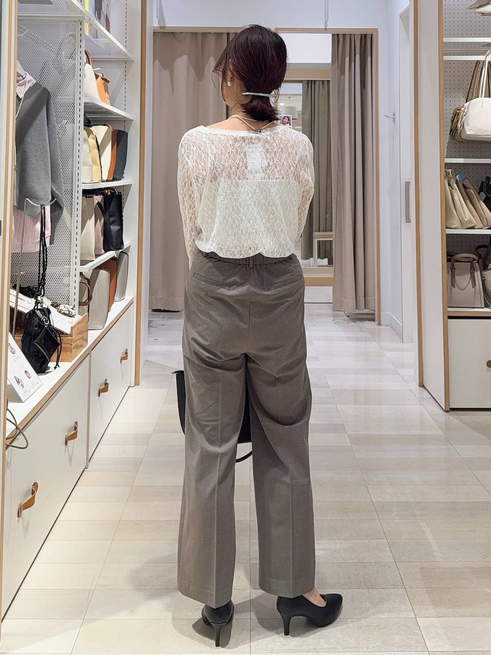 ホワイト系のキャミソール、ホワイト系のTシャツ/カットソー、ブラウン系のスラックスを着用したレディースの冬コーディネートの8枚目の写真