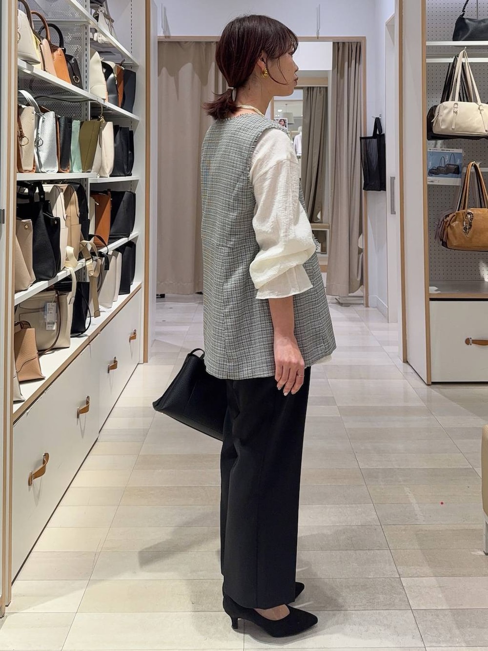 その他のパンプス、ホワイト系のその他アウター、ブラック系のその他パンツを着用したレディースの春コーディネートの6枚目の写真