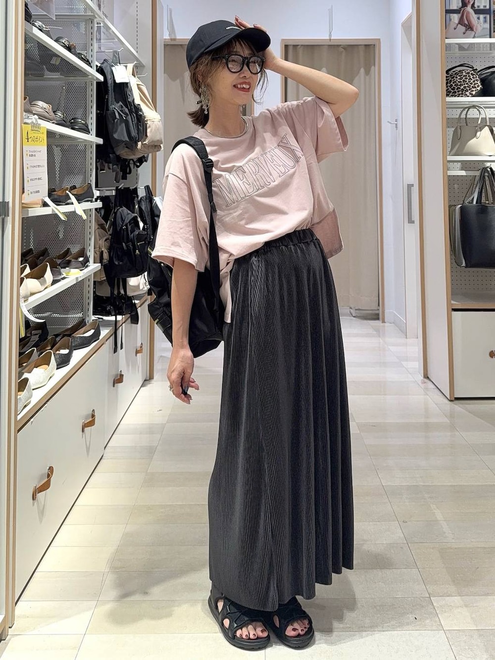 ブラック系のキャミソール、ブラック系のその他パンツ、ブラック系のサンダルを着用したレディースの夏コーディネートの2枚目の写真