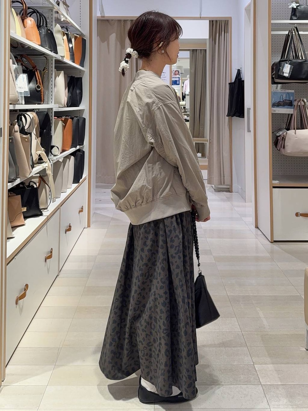 ブラック系のバレエシューズ、その他のスカート、ブラウン系のブルゾンを着用したレディースの春コーディネートの4枚目の写真