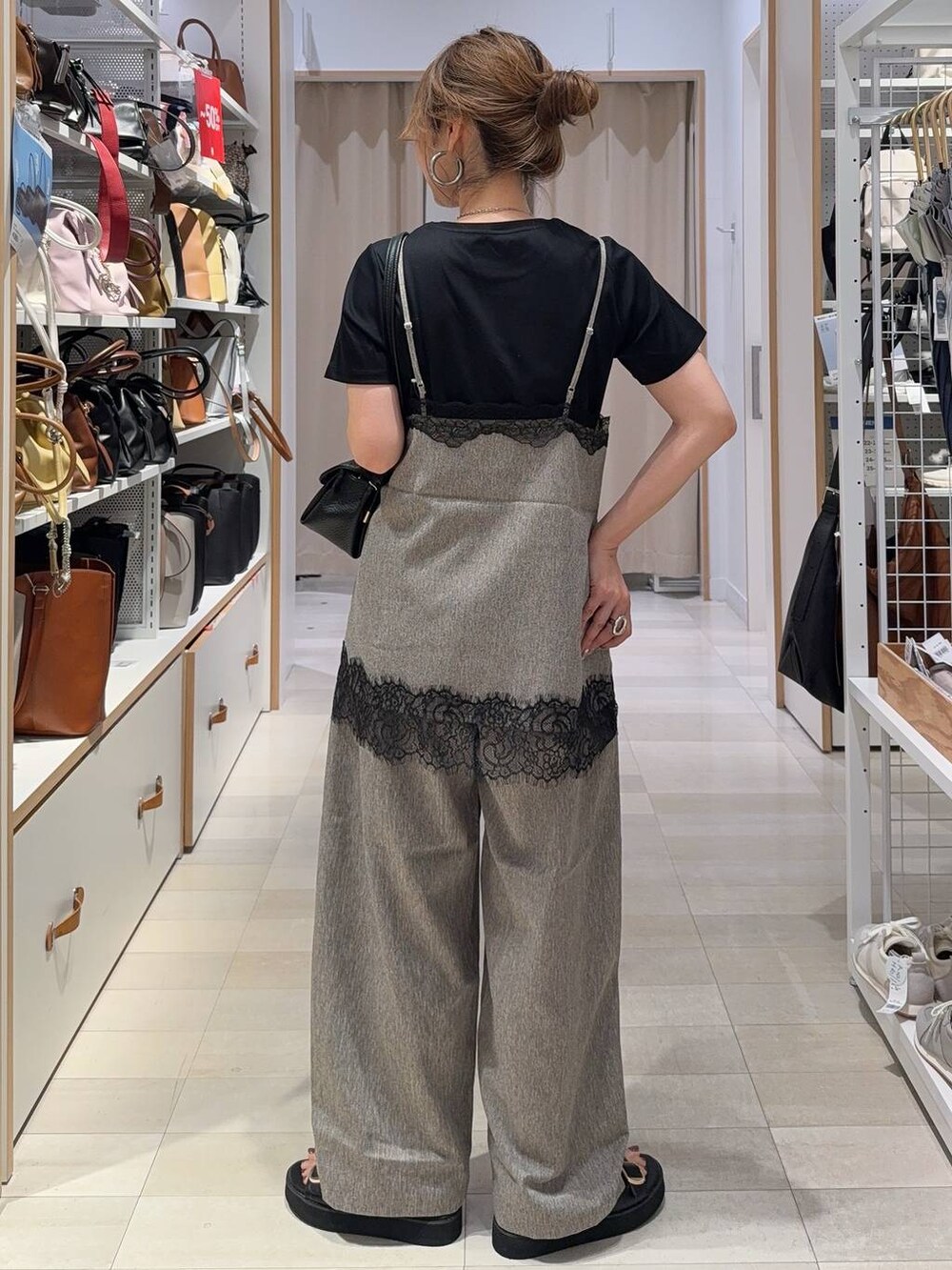 ブラック系のショルダーバッグ、ブラック系のTシャツ/カットソー、ブラック系のサンダルを着用したレディースの夏コーディネートの5枚目の写真