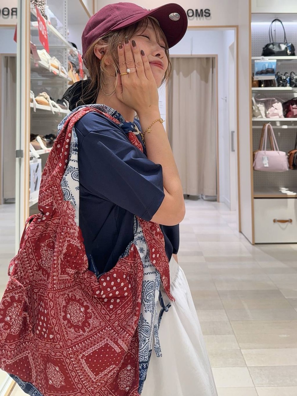 ホワイト系のスカート、ブルー系のTシャツ/カットソー、ブラック系のサンダルを着用したレディースの夏コーディネートの2枚目の写真