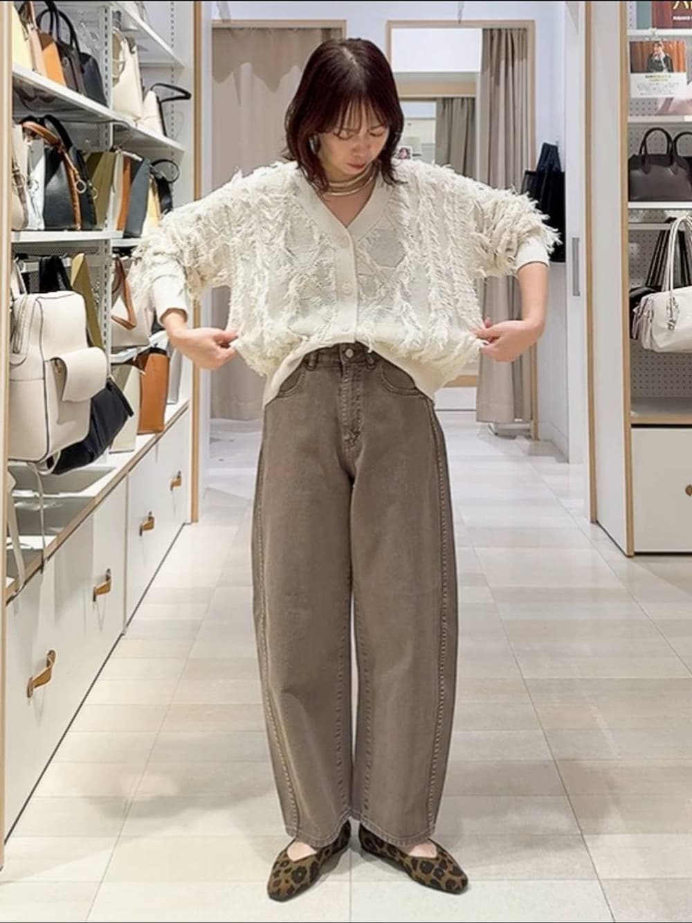 その他のパンプス、ブラック系のブルゾン、ブラウン系のデニムパンツを着用したレディースの冬コーディネートの2枚目の写真