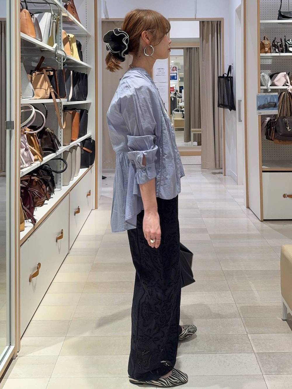 シルバー系のパンプス、ブルー系のシャツ/ブラウス、ブラック系のその他パンツを着用したレディースの春コーディネートの3枚目の写真