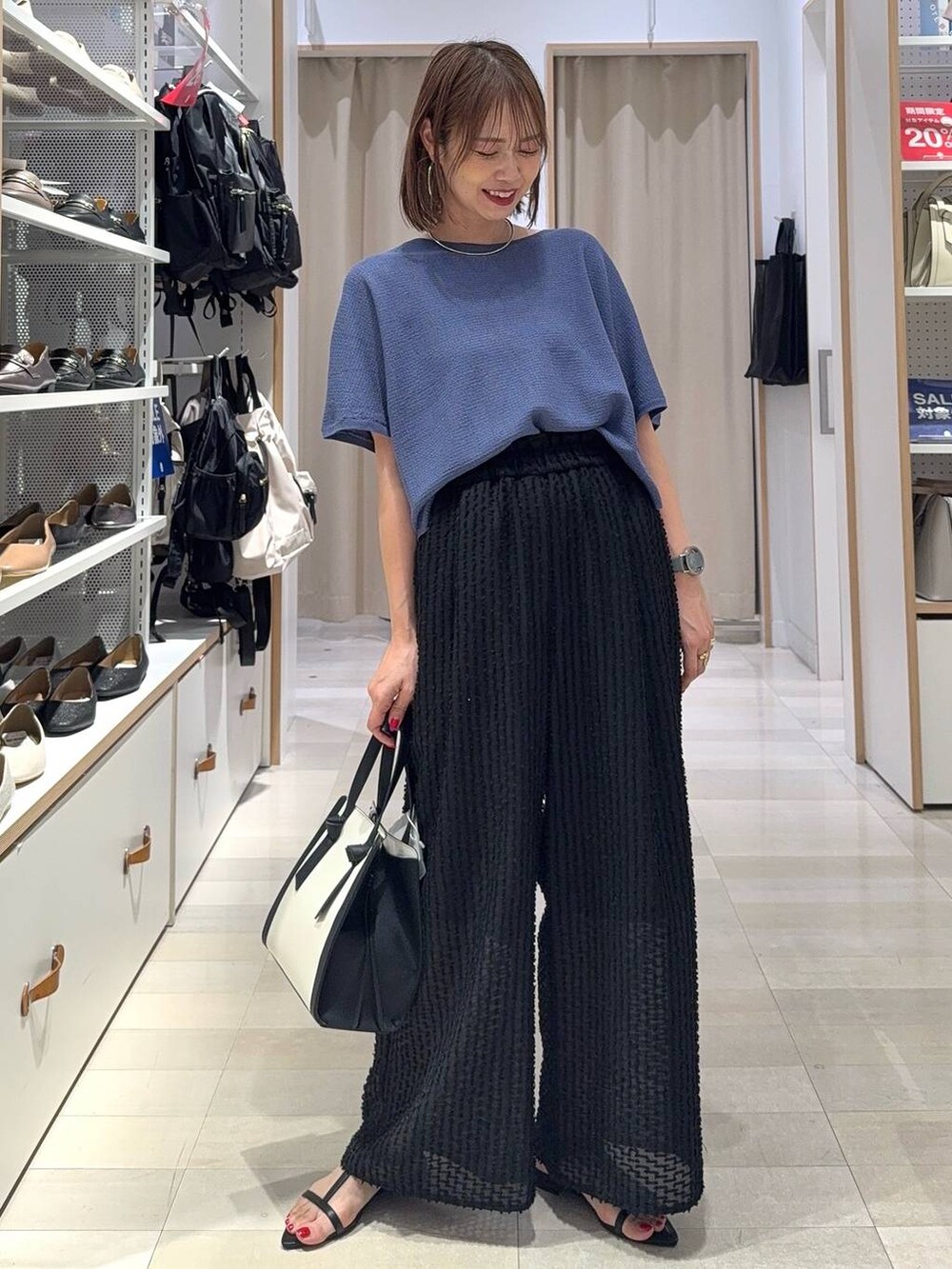 ベージュ系のパンプス、ホワイト系のキャミソール、ホワイト系のシャツ/ブラウスを着用したレディースの夏コーディネートの5枚目の写真