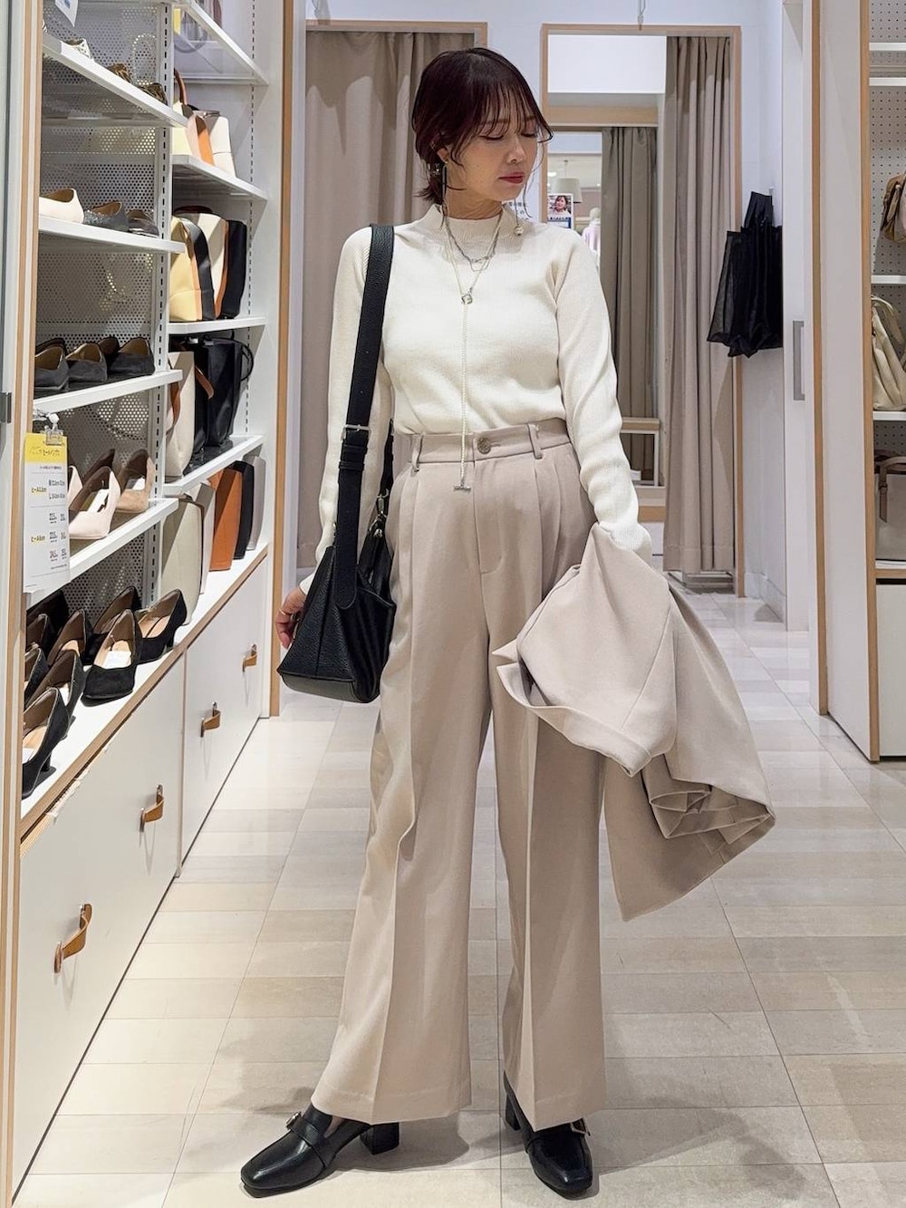 その他のパンプス、ホワイト系のニット/セーター、ベージュ系のその他パンツを着用したレディースの冬コーディネートの2枚目の写真