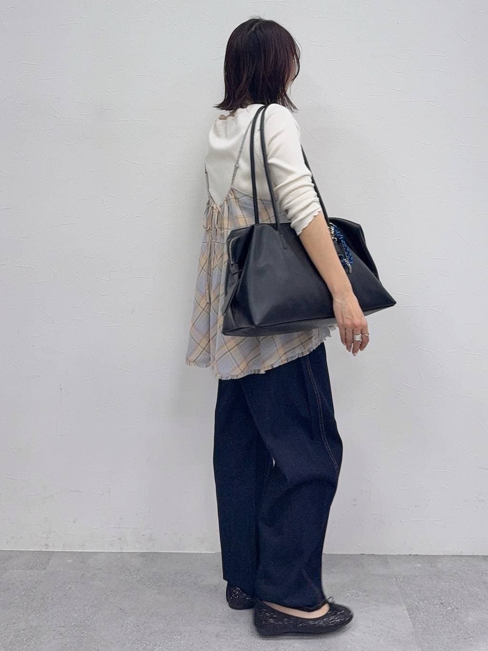 ブラック系のバレエシューズ、ブルー系のデニムパンツ、ブルー系のシャツ/ブラウスを着用したレディースの冬コーディネートの5枚目の写真