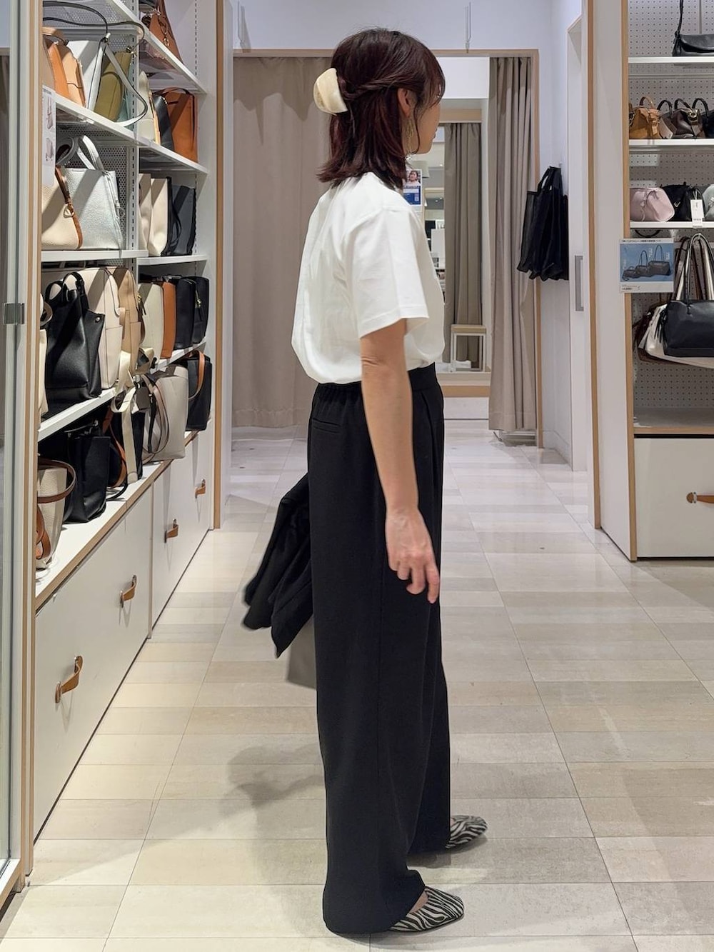 その他のパンプス、グレー系のハンドバッグ、ブラック系のその他パンツを着用したレディースの春コーディネートの5枚目の写真