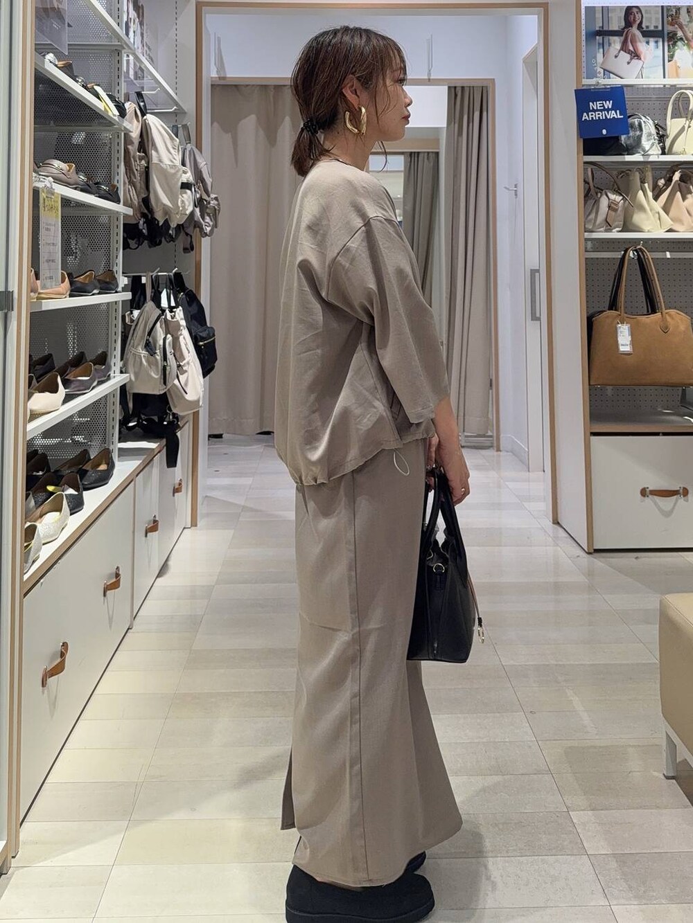 ブラック系のローファー、ブラック系のショルダーバッグ、ブラック系のTシャツ/カットソーを着用したレディースの夏コーディネートの5枚目の写真