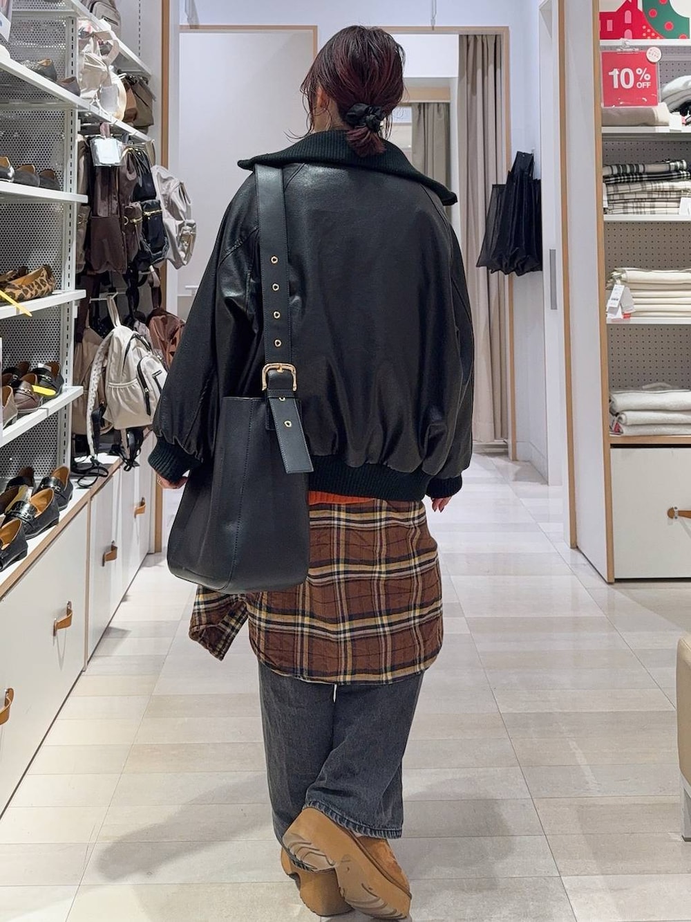 ブラック系のショルダーバッグ、ブラウン系のシャツ/ブラウス、イエロー系のブーツを着用したレディースの冬コーディネートの8枚目の写真