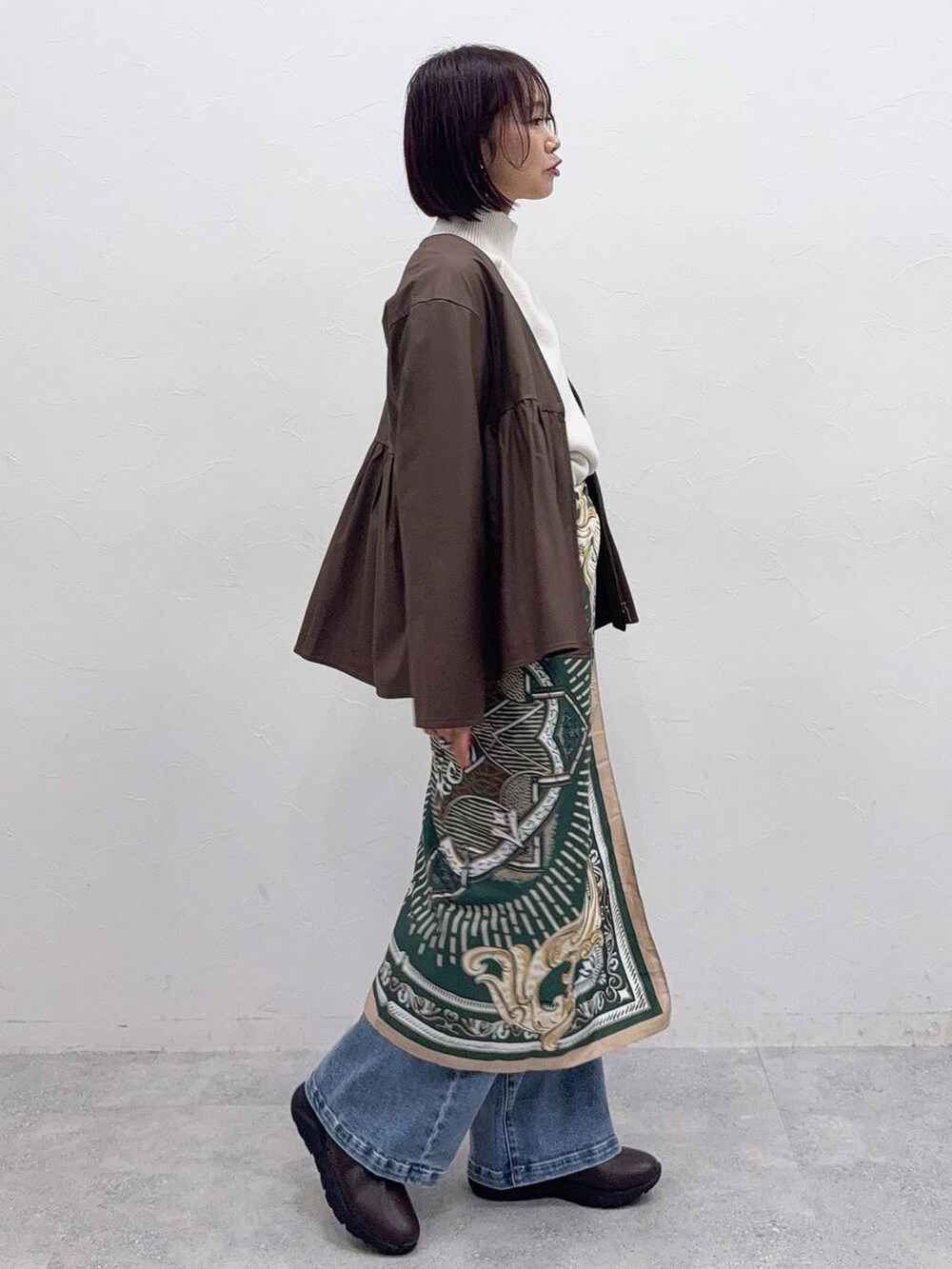 ブラウン系のブーツ、グリーン系のバンダナ/スカーフを着用したレディースの秋コーディネートの3枚目の写真