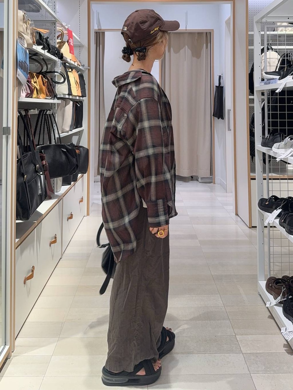 ブラウン系のその他パンツ、ブラウン系のシャツ/ブラウス、ゴールド系のネックレスを着用したレディースの夏コーディネートの6枚目の写真