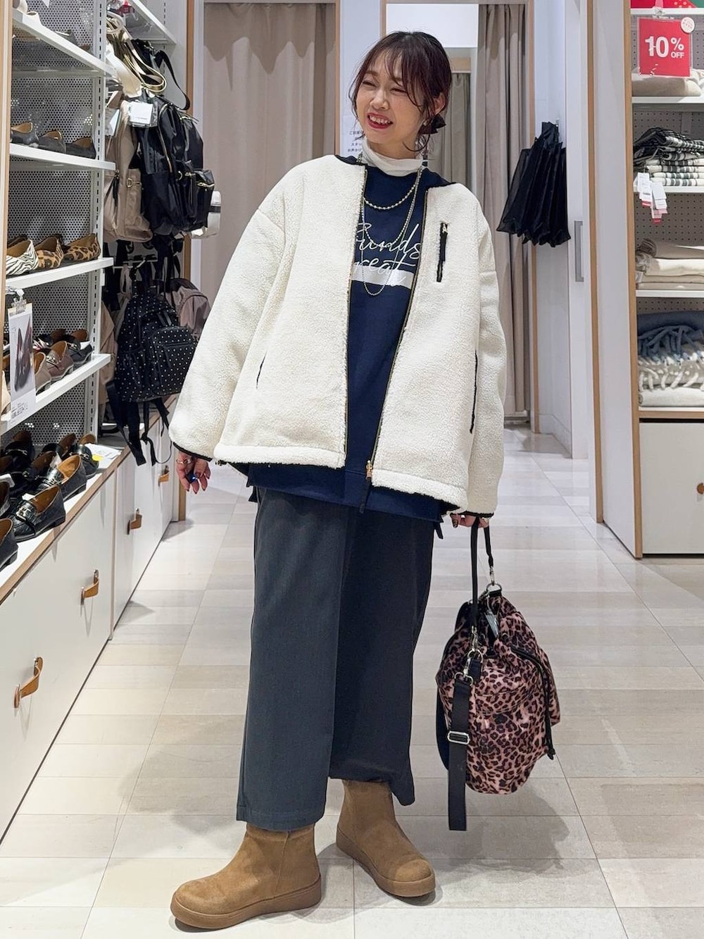 ホワイト系のブルゾン、グレー系のスカート、ホワイト系のTシャツ/カットソーを着用したレディースの冬コーディネートの2枚目の写真