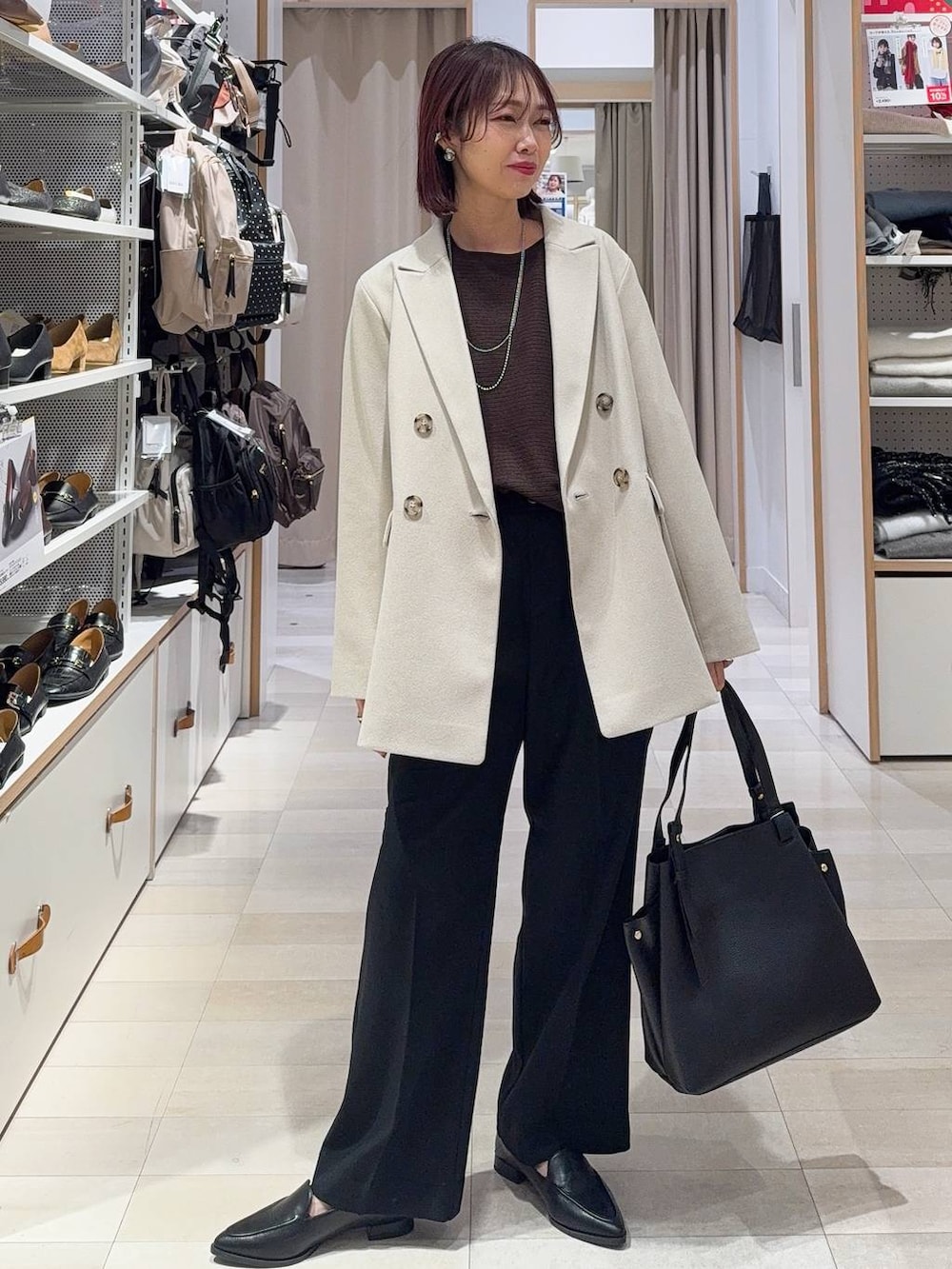 ブラック系のその他パンツ、ブラック系のパンプス、ベージュ系のテーラードジャケットを着用したレディースの冬コーディネートの2枚目の写真