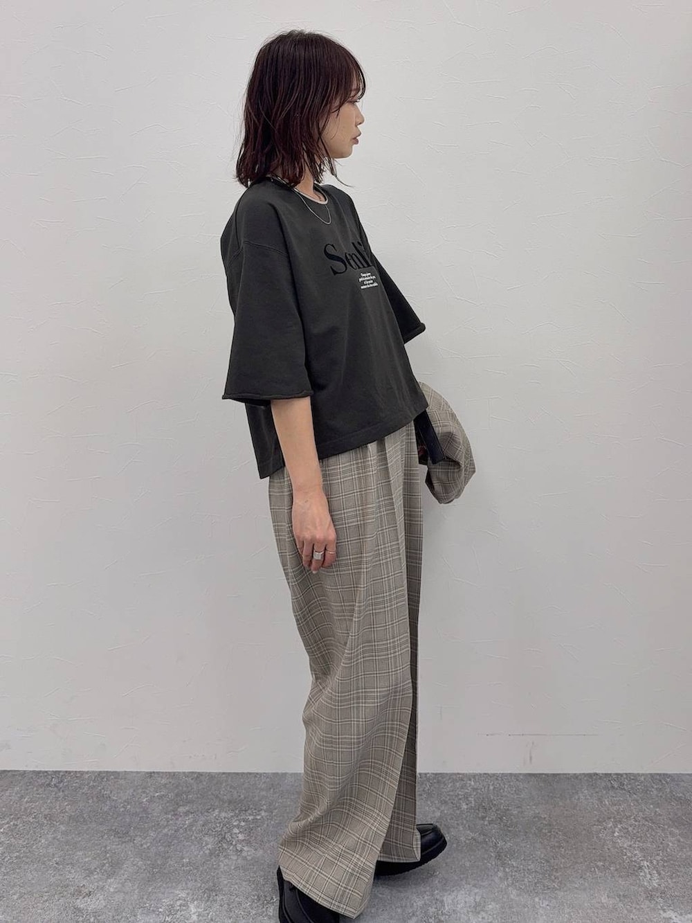 ブラック系のローファー、ブラック系のショルダーバッグ、ベージュ系のその他パンツを着用したレディースの春コーディネートの5枚目の写真