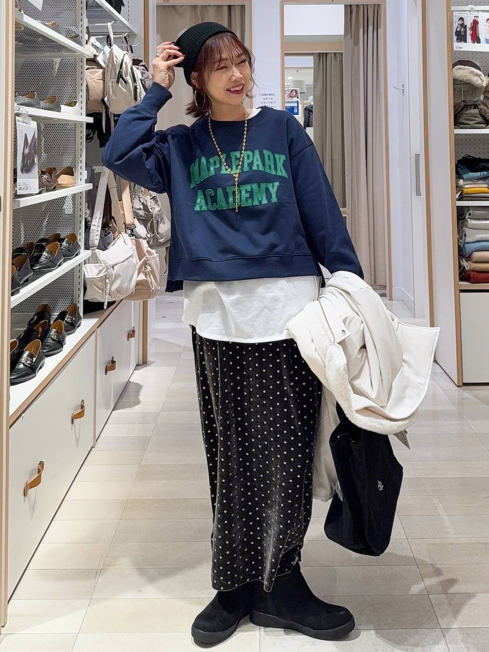 ホワイト系のTシャツ/カットソー、ブルー系のスウェット、ブラウン系のスカートを着用したレディースの秋コーディネートの2枚目の写真