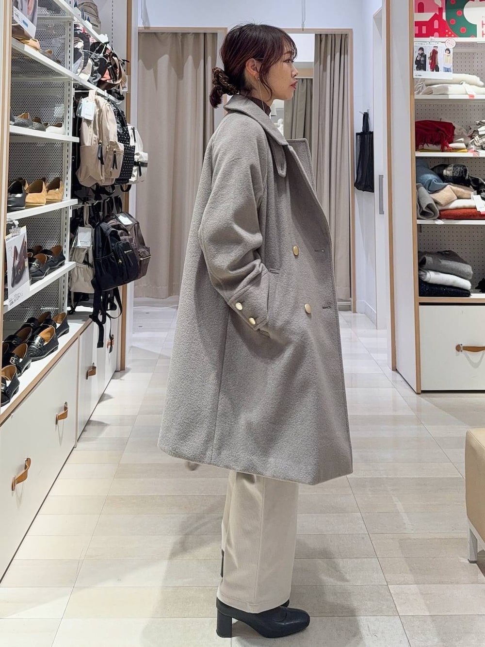 ベージュ系のチェスターコート、グレー系のその他パンツ、ベージュ系のトートバッグを着用したレディースの冬コーディネートの5枚目の写真