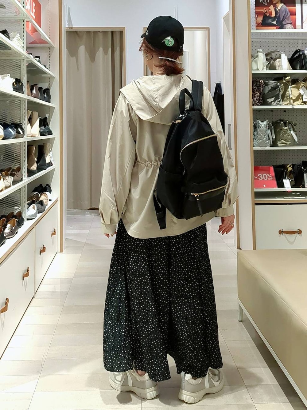 ブラック系のその他パンツ、ブラック系のバックパック/リュック、ベージュ系のマウンテンパーカーを着用したレディースの春コーディネートの5枚目の写真