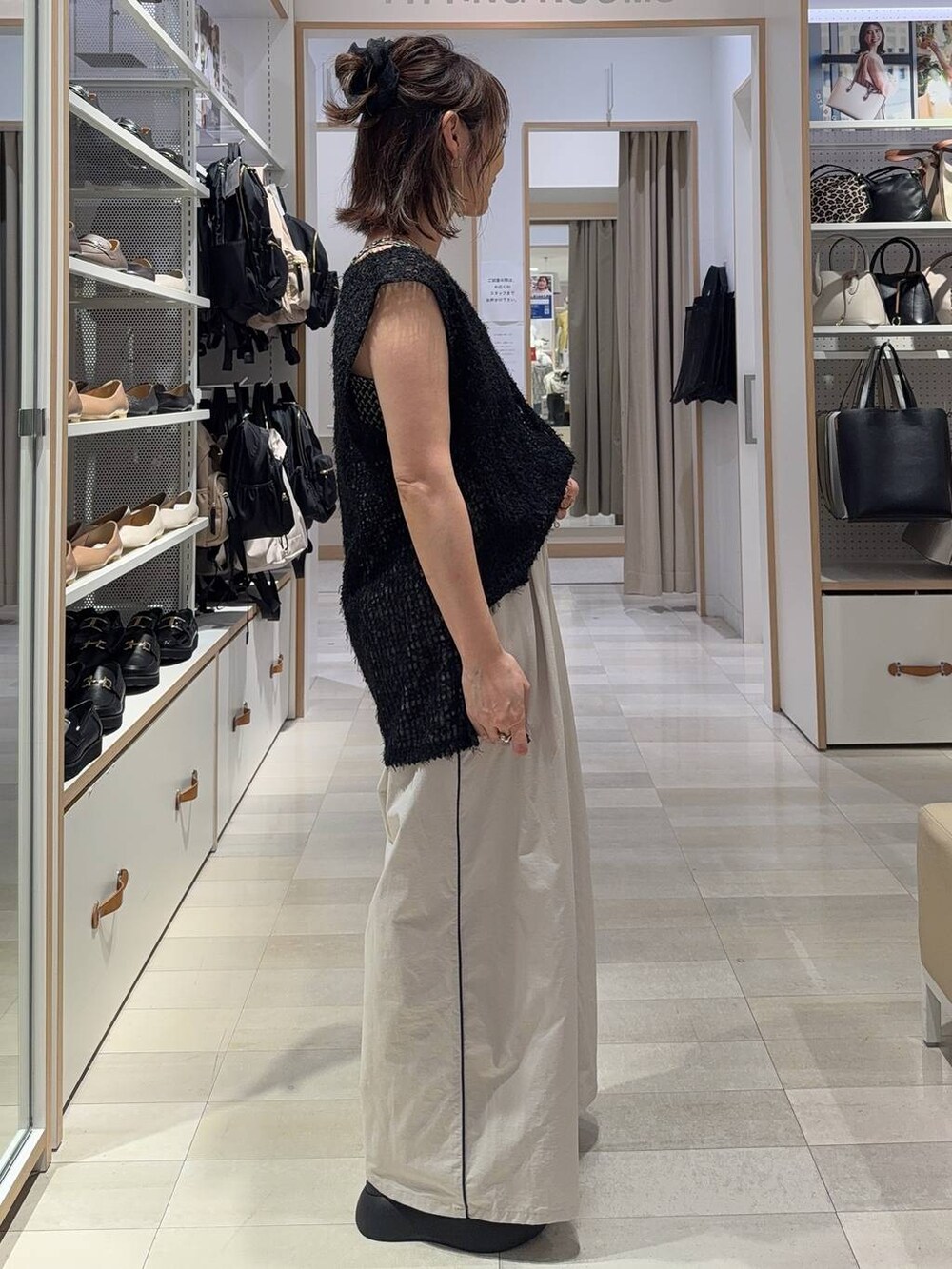 ブラック系のキャミソール、ベージュ系のその他パンツ、ブラック系のTシャツ/カットソーを着用したレディースの夏コーディネートの8枚目の写真