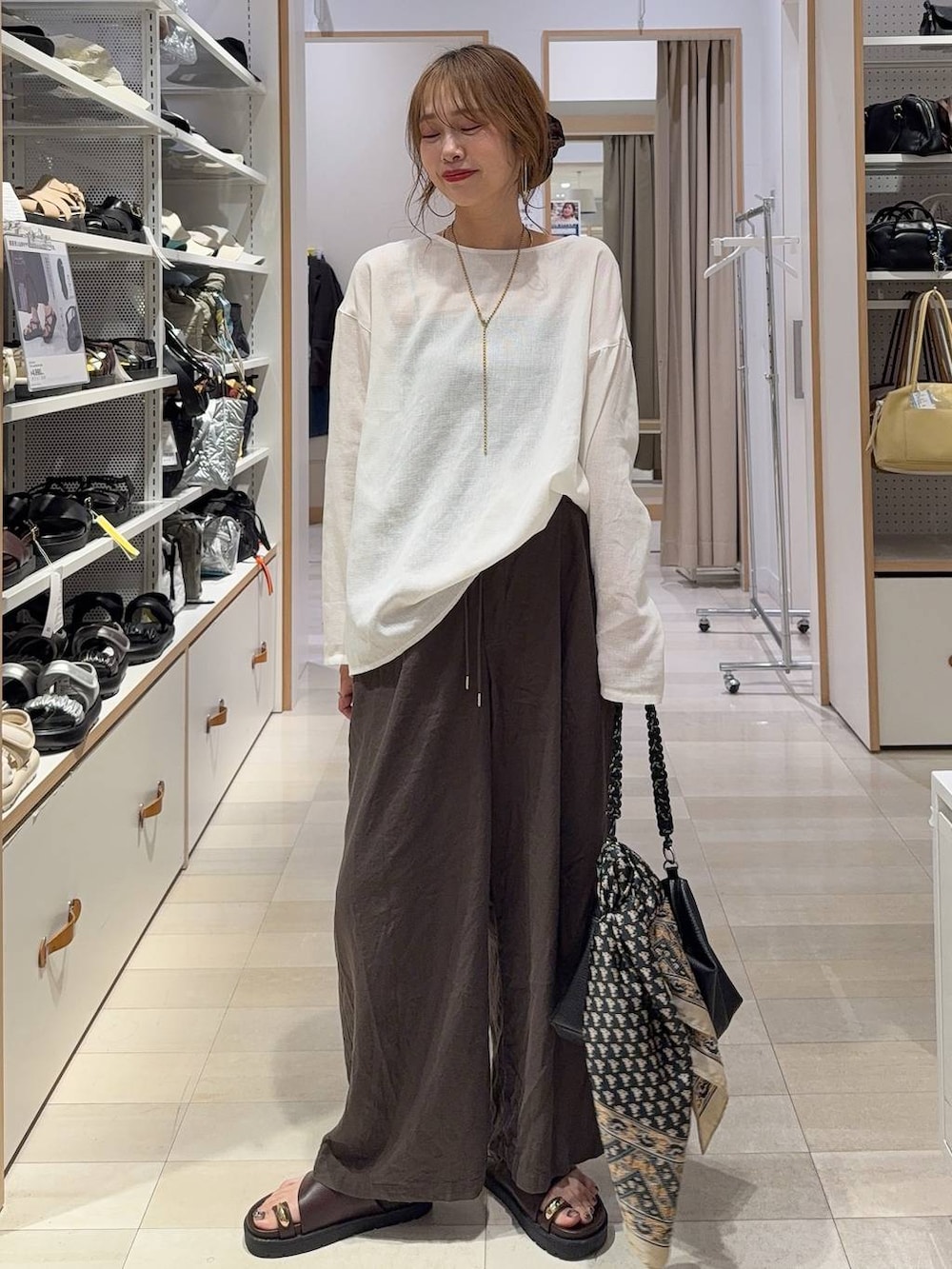 ブラウン系のその他パンツ、ブラウン系のシャツ/ブラウス、ブラウン系のサンダルを着用したレディースの夏コーディネートの4枚目の写真