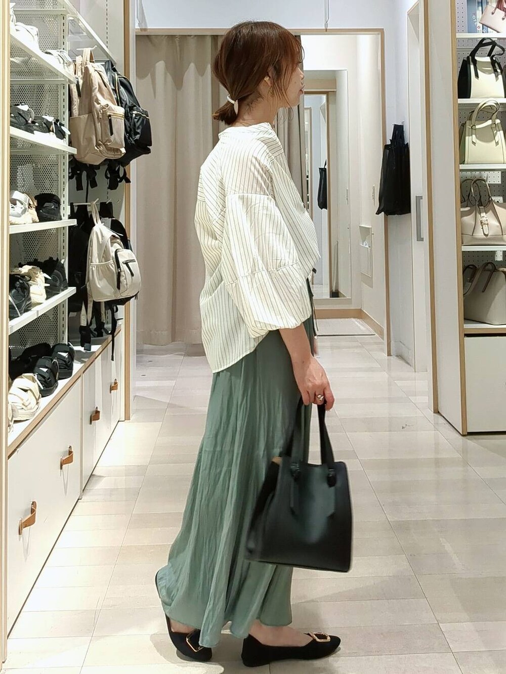 ブラック系のバレエシューズ、ブラック系のショルダーバッグ、ブラック系のシャツ/ブラウスを着用したレディースの春コーディネートの5枚目の写真