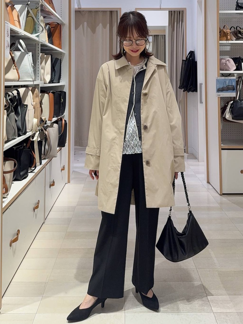 その他のパンプス、ブラック系のスラックス、ベージュ系のステンカラーコートを着用したレディースの春コーディネートの2枚目の写真