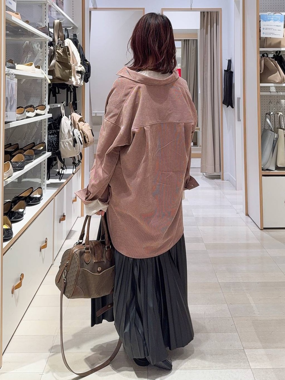 ブラック系のローファー、ブラック系のキャミソール、ピンク系のシャツ/ブラウスを着用したレディースの秋コーディネートの8枚目の写真