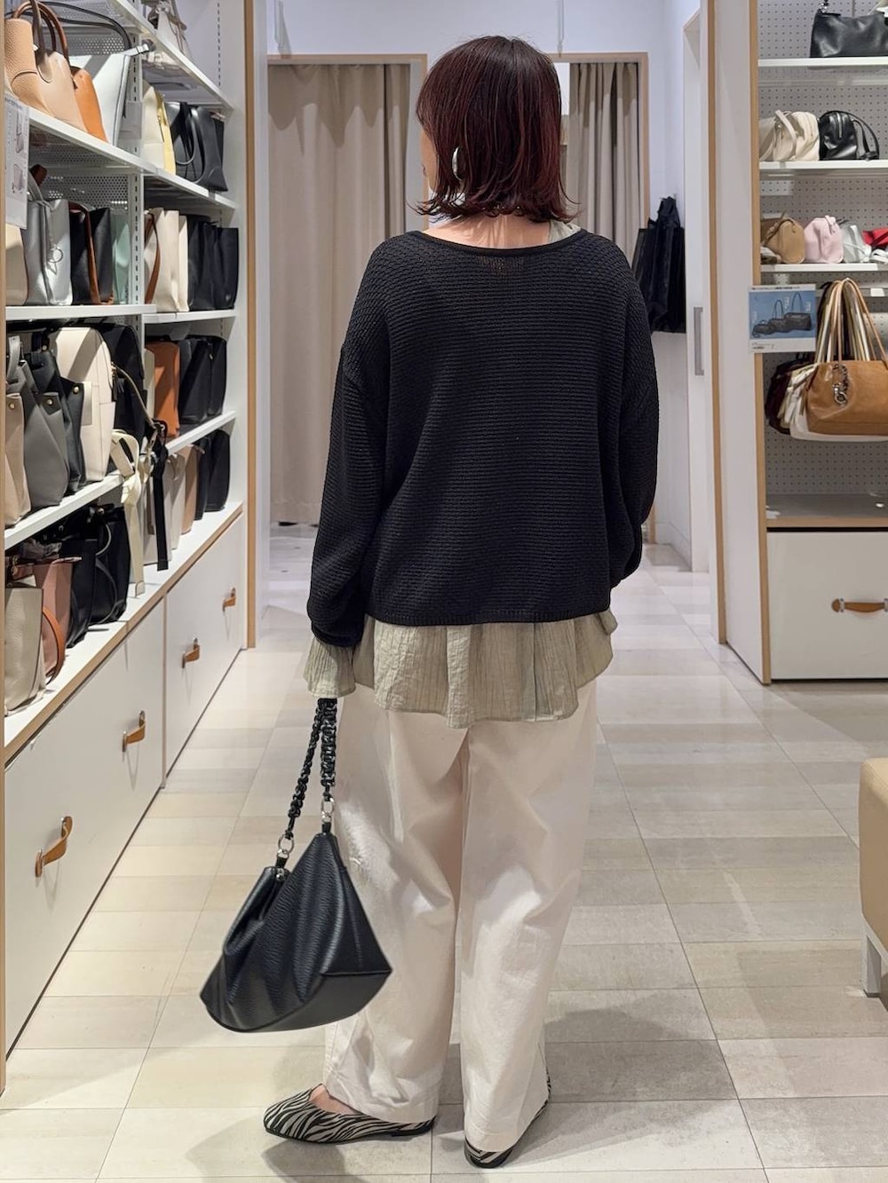 その他のパンプス、ベージュ系のその他パンツ、シルバー系のネックレスを着用したレディースの春コーディネートの9枚目の写真