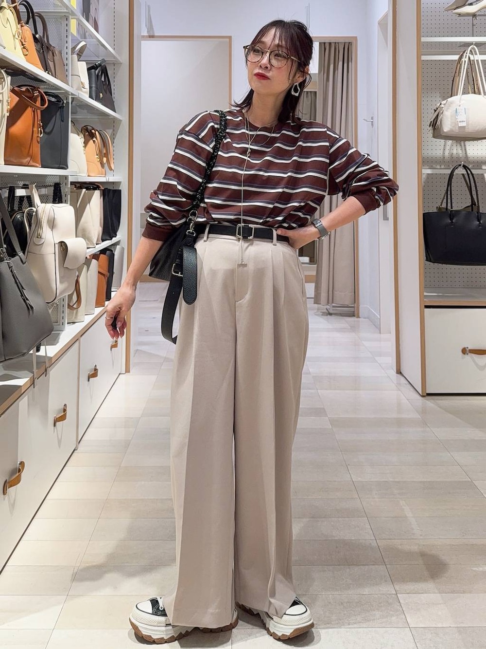 ホワイト系のTシャツ/カットソー、ベージュ系のテーラードジャケット、ベージュ系のその他パンツを着用したレディースの冬コーディネートの5枚目の写真