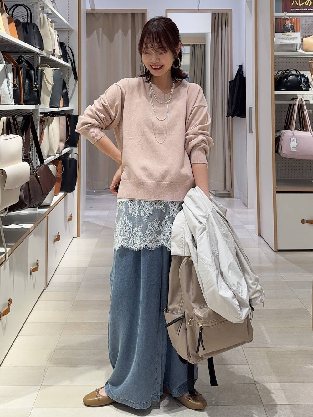 その他のパンプス、グレー系のその他パンツ、ブラック系のトートバッグを着用したレディースの春コーディネートの3枚目の写真