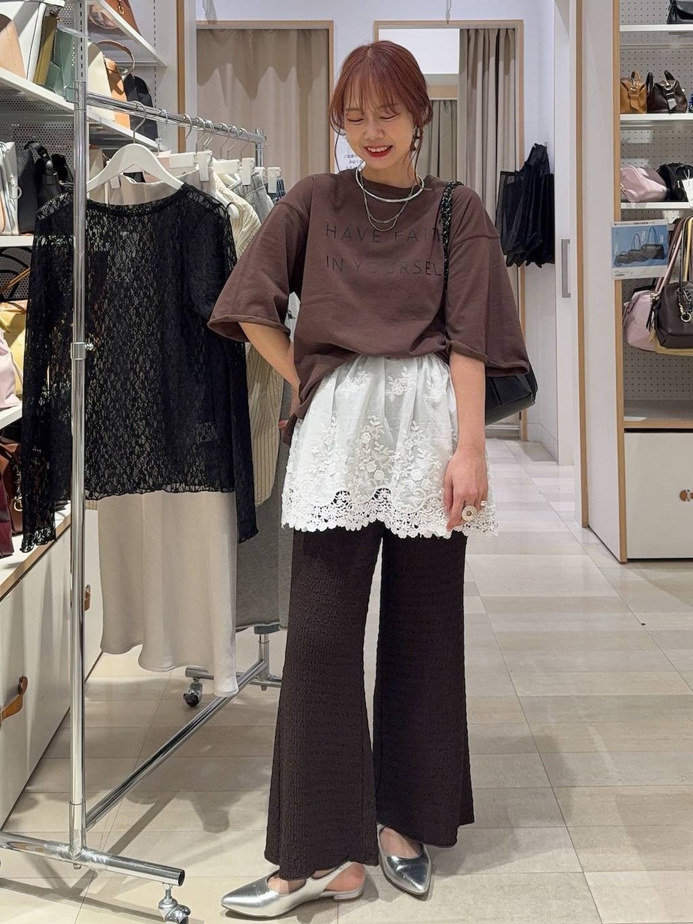 ホワイト系のキャミソール、ブラウン系のその他パンツ、ブラック系のワンピースを着用したレディースの春コーディネートの4枚目の写真