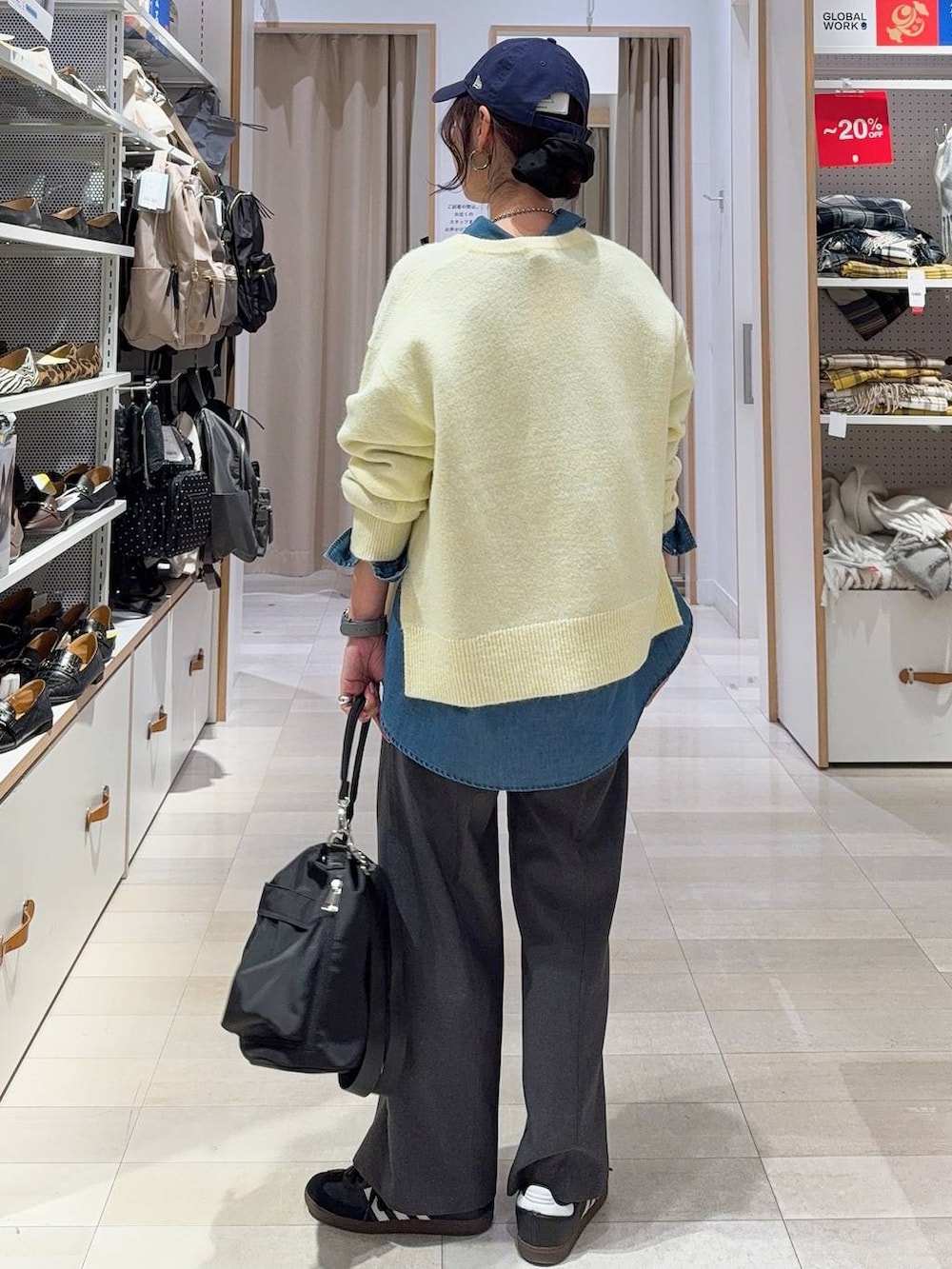 ブラック系のショルダーバッグ、ブルー系のシャツ/ブラウス、グレー系のその他パンツを着用したレディースの冬コーディネートの6枚目の写真