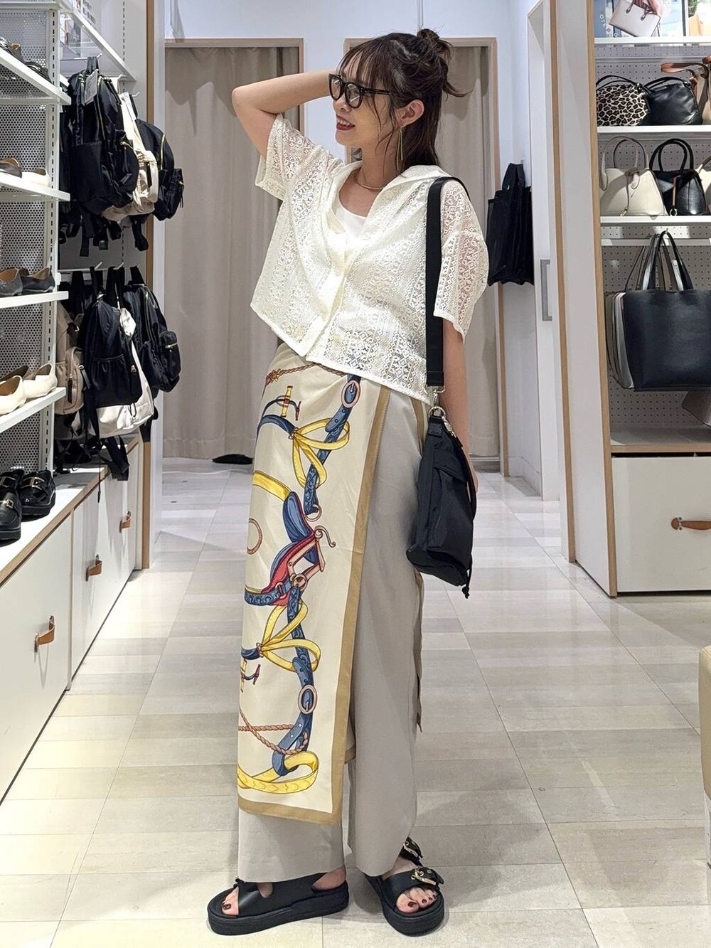 ブラック系のキャミソール、ブラック系のショルダーバッグ、ホワイト系のショルダーバッグを着用したレディースの夏コーディネートの3枚目の写真