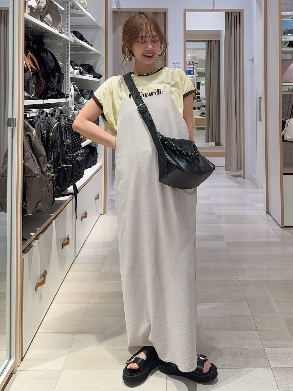 ブラウン系のその他パンツ、ブラウン系のシャツ/ブラウス、ブラウン系のサンダルを着用したレディースの夏コーディネートの3枚目の写真