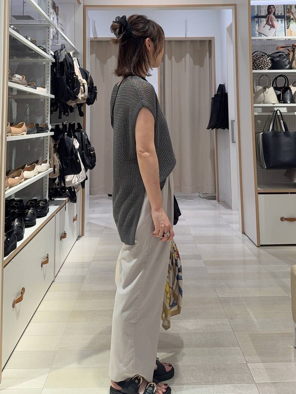 ブラック系のキャミソール、ブラック系のショルダーバッグ、ホワイト系のショルダーバッグを着用したレディースの夏コーディネートの4枚目の写真