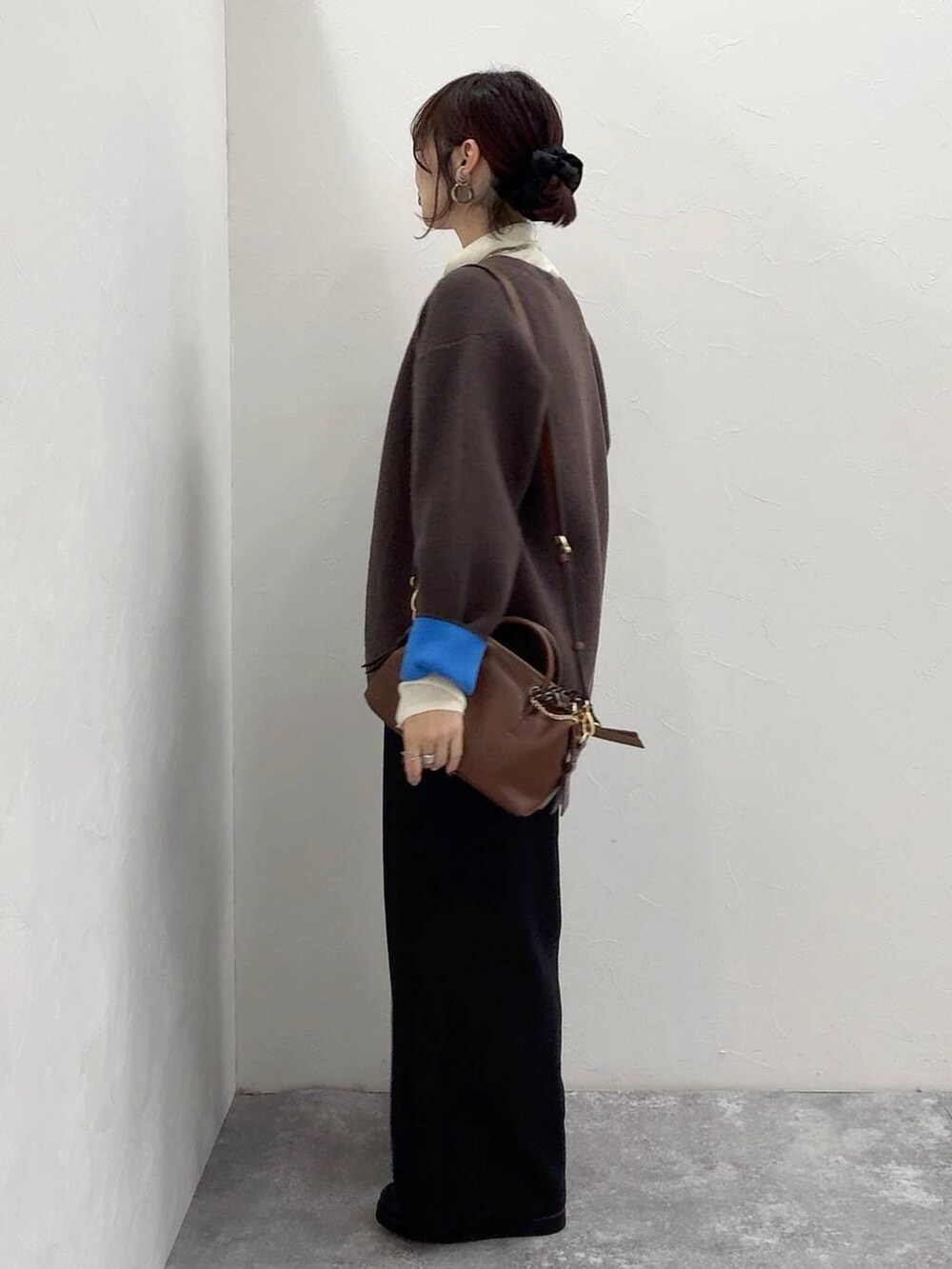 ブラック系のローファー、ブラック系のサロペット/オーバーオール、ホワイト系のニット/セーターを着用したレディースの冬コーディネートの3枚目の写真