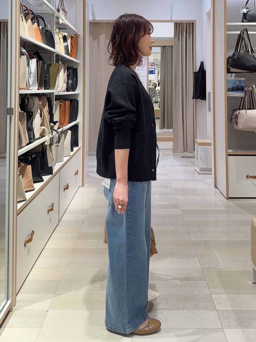 ブラック系のバレエシューズ、ブラック系のタンクトップ、ベージュ系のボストンバッグを着用したレディースの春コーディネートの6枚目の写真