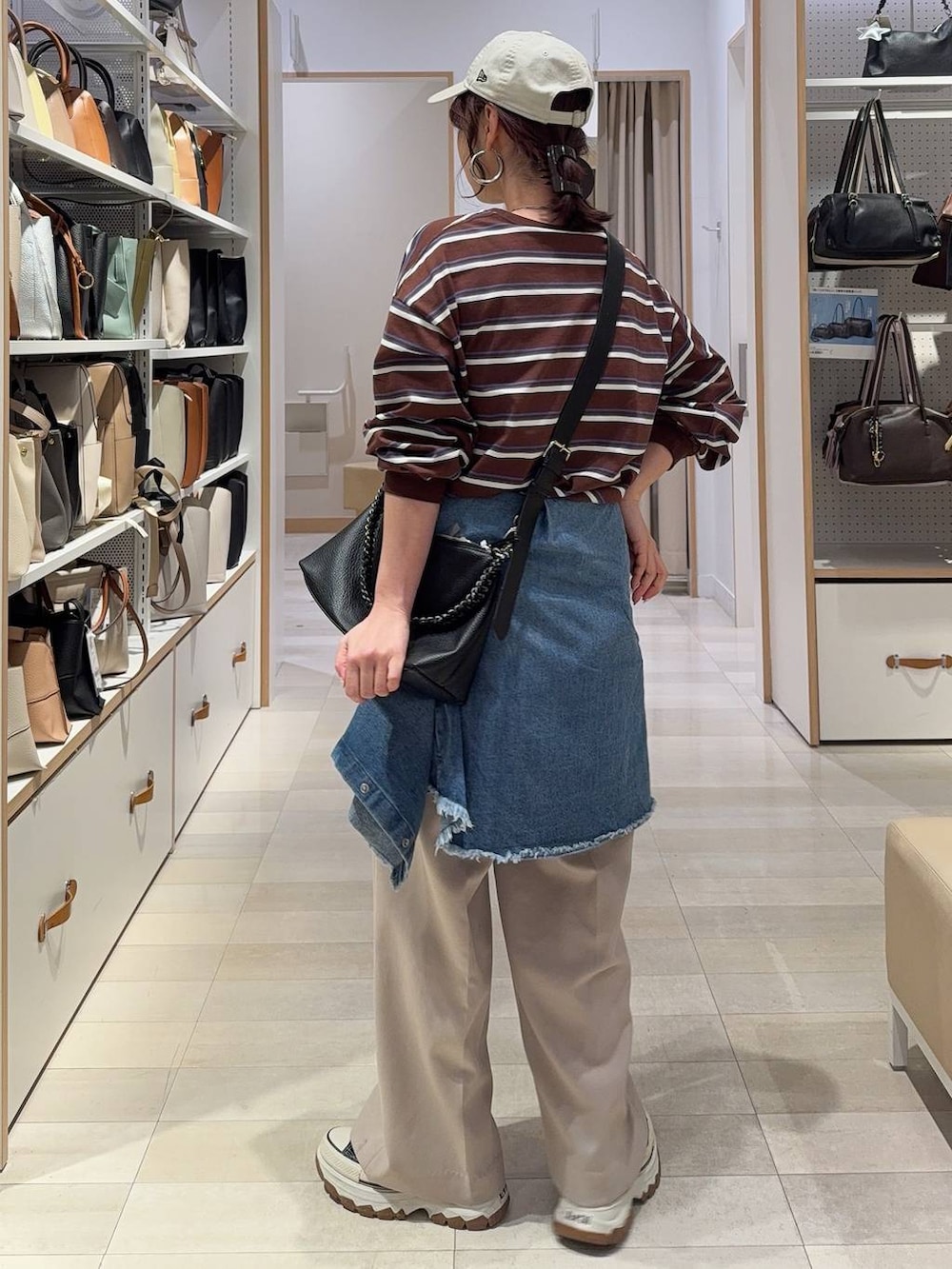 ベージュ系のその他パンツ、ブルー系のシャツ/ブラウス、ブラウン系のTシャツ/カットソーを着用したレディースの春コーディネートの7枚目の写真