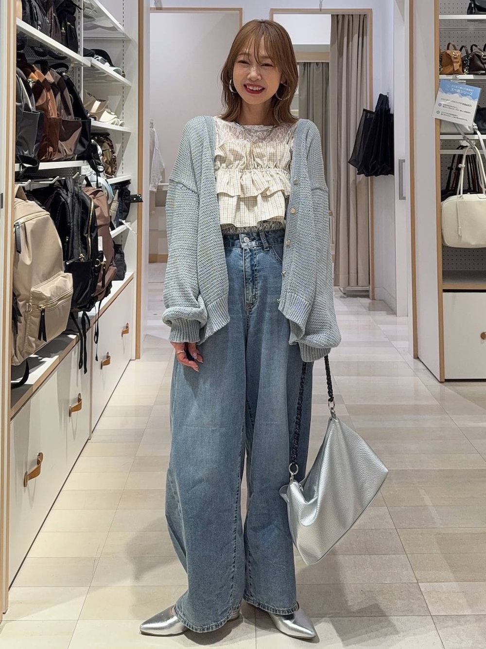 ホワイト系のTシャツ/カットソー、ブルー系のデニムパンツ、ブラウン系のキャミソールを着用したレディースの春コーディネートの2枚目の写真