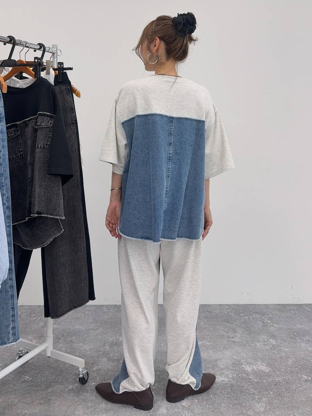 ブラウン系のパンプス、ベージュ系のシャツ/ブラウス、ブラウン系のシャツ/ブラウスを着用したレディースの夏コーディネートの9枚目の写真