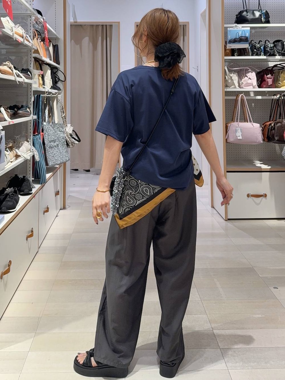 ブルー系のTシャツ/カットソー、ブラウン系のその他パンツ、ブラック系のサンダルを着用したレディースの夏コーディネートの6枚目の写真