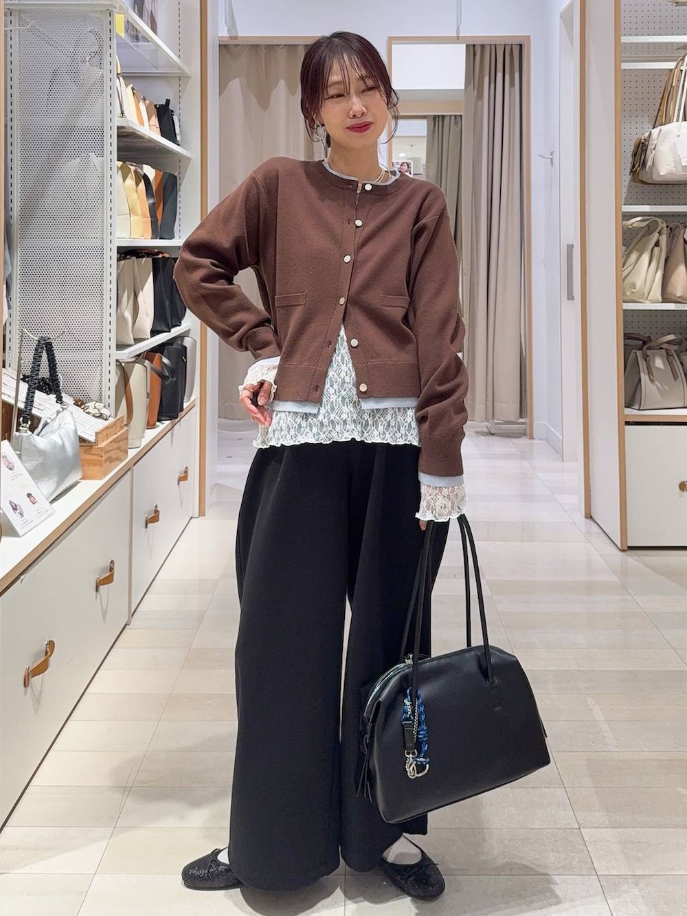 ブルー系のデニムパンツ、シルバー系のその他シューズ、ベージュ系のカーディガン/ボレロを着用したレディースの冬コーディネートの6枚目の写真