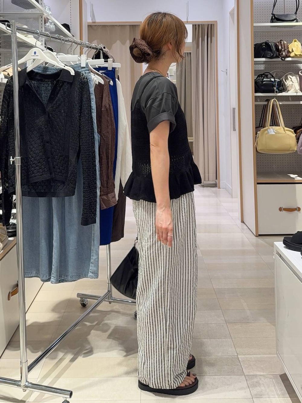グレー系のTシャツ/カットソー、ブラウン系のサンダル、ホワイト系のその他パンツを着用したレディースの夏コーディネートの8枚目の写真