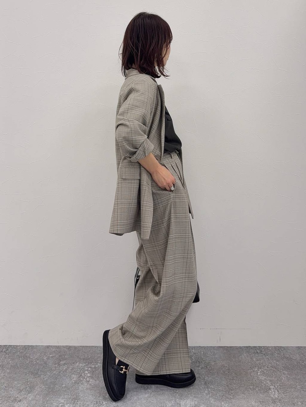 ブラック系のローファー、ブラック系のショルダーバッグ、ベージュ系のその他パンツを着用したレディースの春コーディネートの3枚目の写真