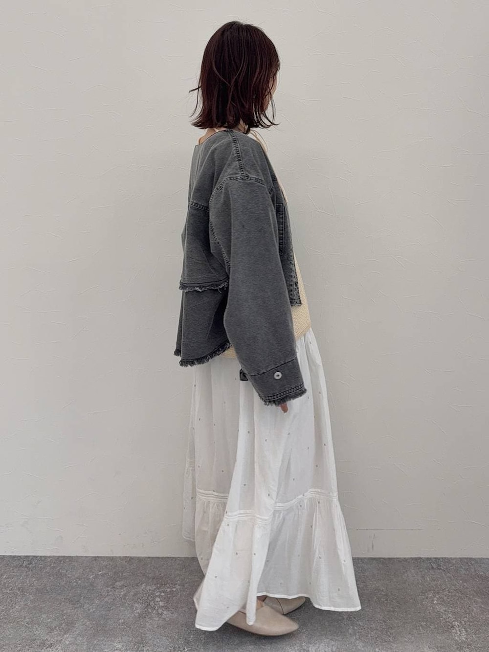 ホワイト系のパンプス、ベージュ系のショルダーバッグ、シルバー系のネックレスを着用したレディースの春コーディネートの4枚目の写真