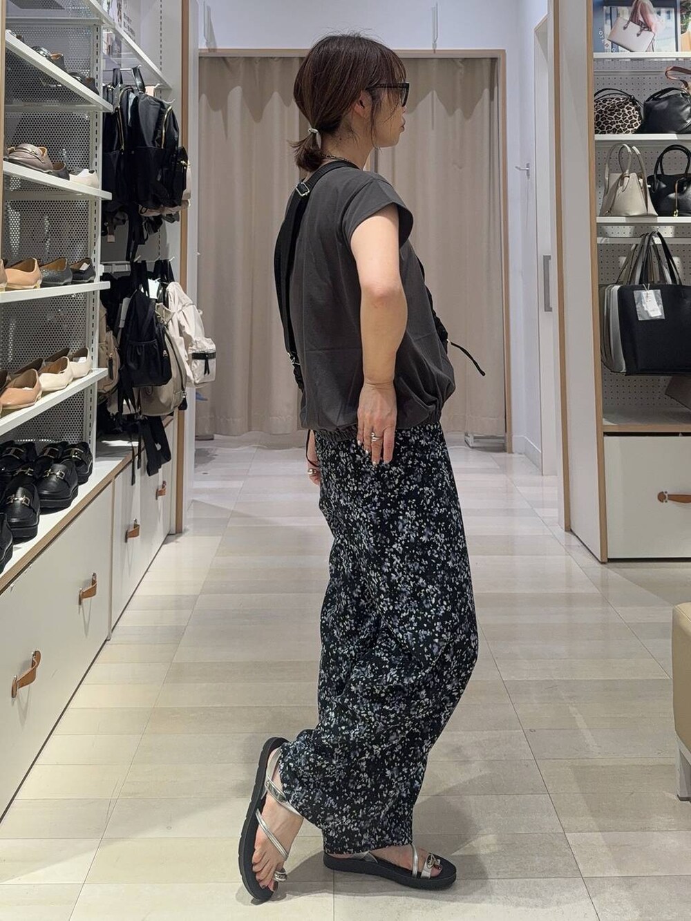 その他のその他パンツ、シルバー系のサンダル、グレー系のTシャツ/カットソーを着用したレディースの夏コーディネートの3枚目の写真