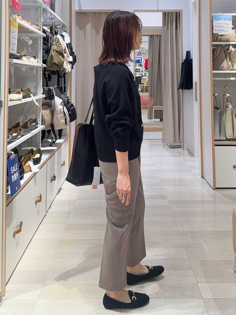 ブラック系のトートバッグ、ブラウン系のその他パンツ、ブラック系のカーディガン/ボレロを着用したレディースの秋コーディネートの6枚目の写真