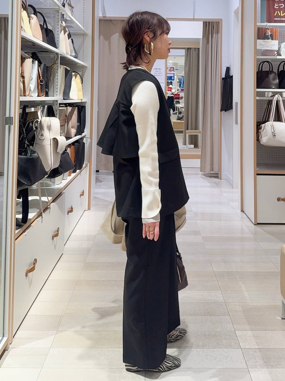 その他のパンプス、ブラック系のセットアップ、ベージュ系のトレンチコートを着用したレディースの冬コーディネートの8枚目の写真