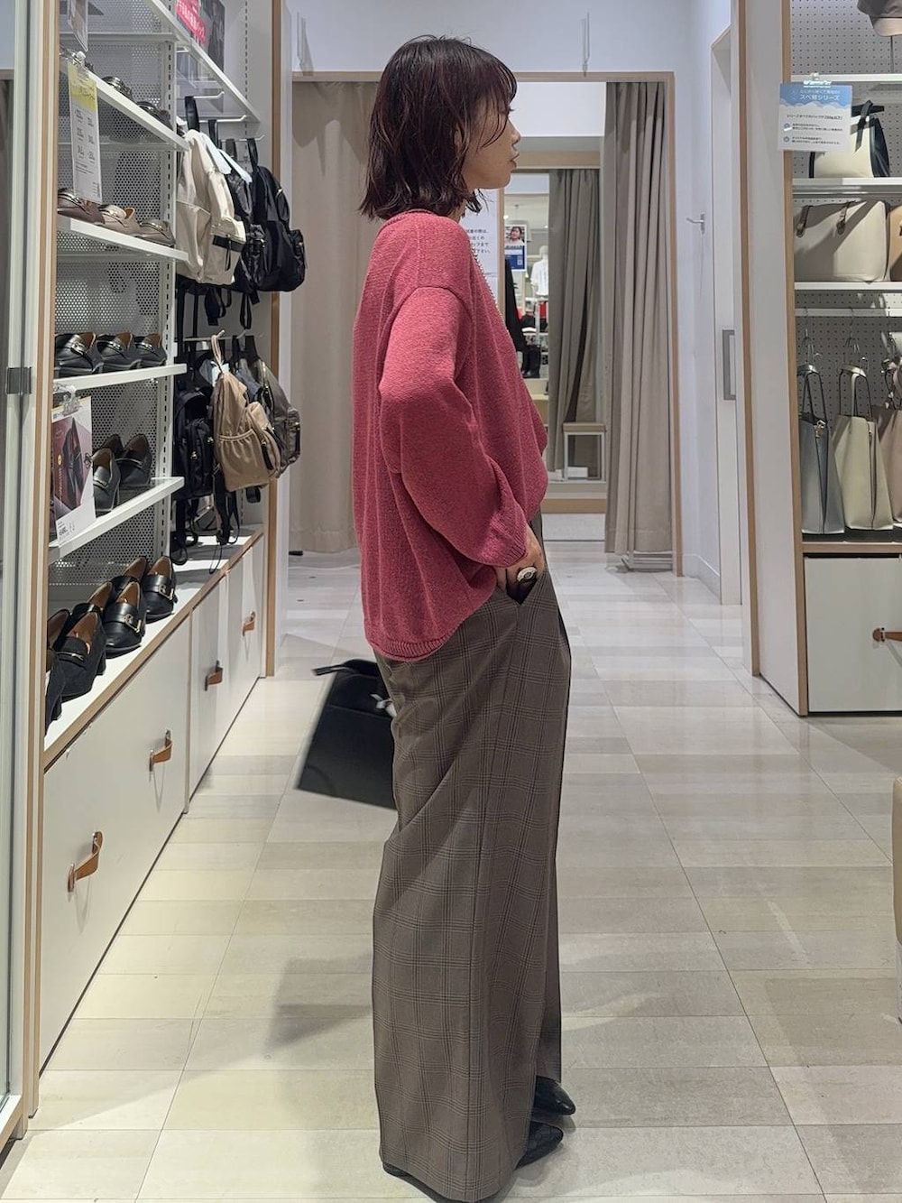 ブラック系のパンプス、ブラック系のキャミソール、ブラウン系のスラックスを着用したレディースの秋コーディネートの4枚目の写真